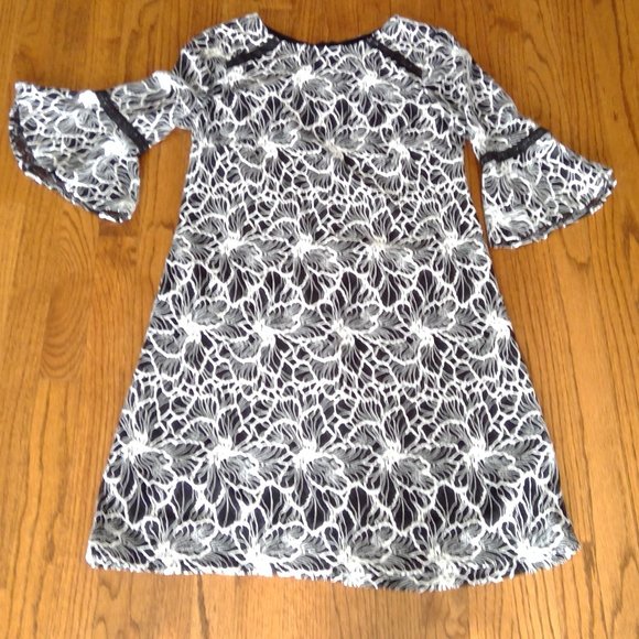 Black and White Graphic Print Dress with Ruffled Bell Sleeves - Size 10 - Picture 2 of 13